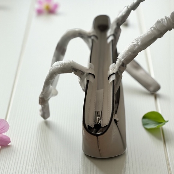 Michael Kors Jet Set Tote - Picture 4 of 9